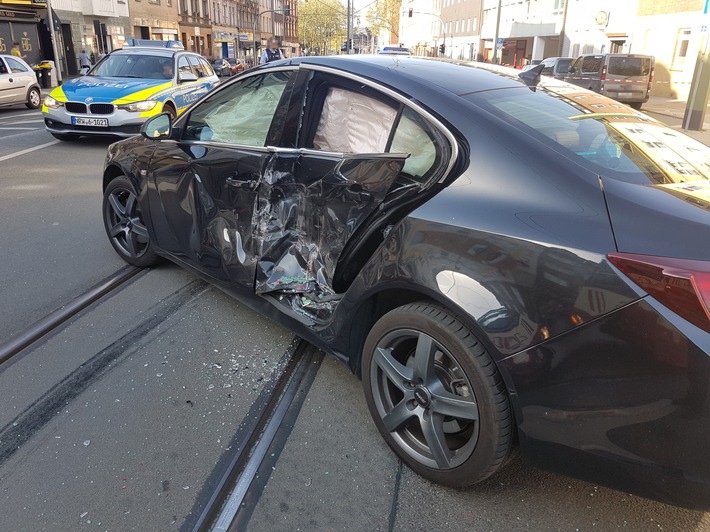 POL-DU: Hochfeld: Pkw gegen Straßenbahn - ein Verletzter