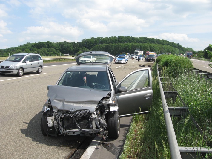 POL-VDKO: Verkehrsunfall in Folge eines Reifenplatzer