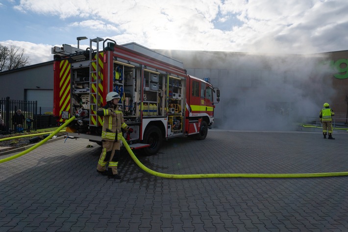 FW Rheurdt: Alarm im Schaephuysener Gewerbegebiet: Feuerwehr Rheurdt probt bei agaSAAT den Ernstfall