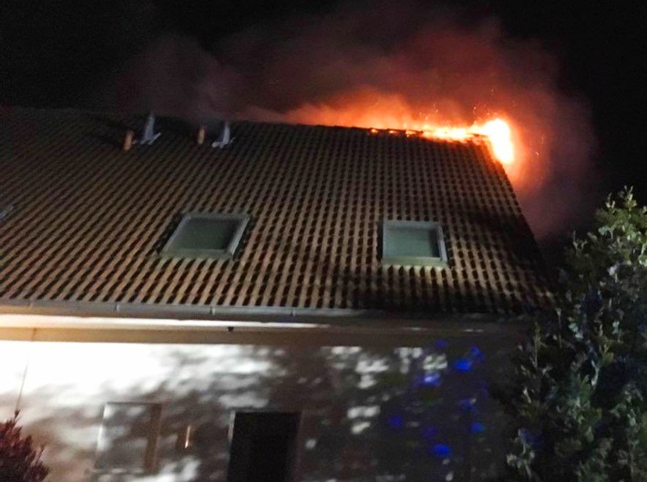 POL-HM: Brand eines Doppelhauses