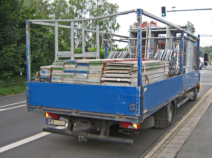 POL-ME: Massiv überladener LKW - Fahrer seit Jahren ohne Fahrerlaubnis - Ratingen - 2107129