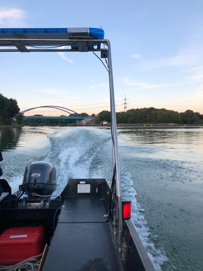 FW Voerde: Grosseinsatz für Feuerwehr, Polizei &amp; DLRG auf dem Rhein - Personen wurden vermisst