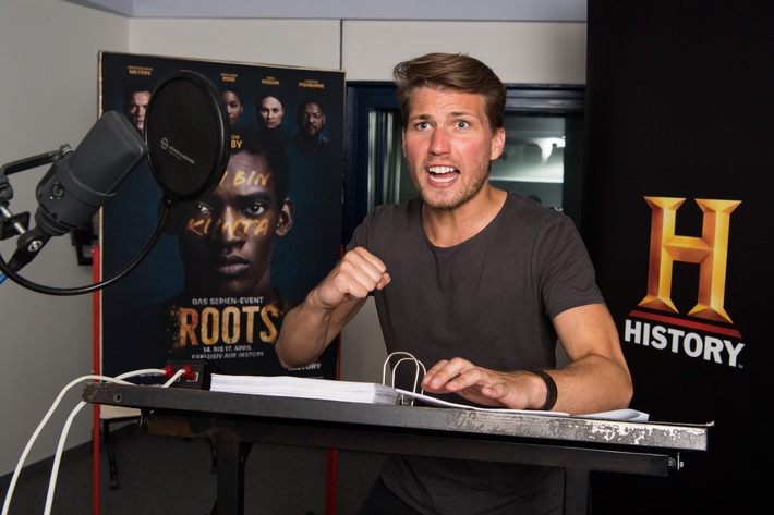 Star-Aufgebot im Synchronstudio: Raúl Richter, Oliver Stritzel und Robert Glatzeder ergänzen Top-Sprecher-Riege der Erfolgsserie &quot;Roots&quot; - Ostern auf HISTORY (FOTO)