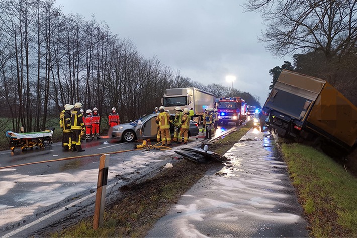 POL-ST: Greven-Reckenfeld, Schwerer Verkehrsunfall auf der B 481