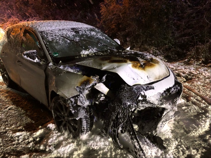 POL-RBK: Odenthal - Vier Verletzte und ein brennender Pkw nach Verkehrsunfall