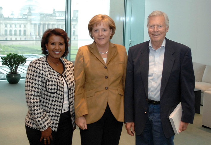 Karlheinz Böhm trifft Bundeskanzlerin Merkel / Seine Forderung an die G8-Staaten: Sofortiger Schuldenerlass für Afrika