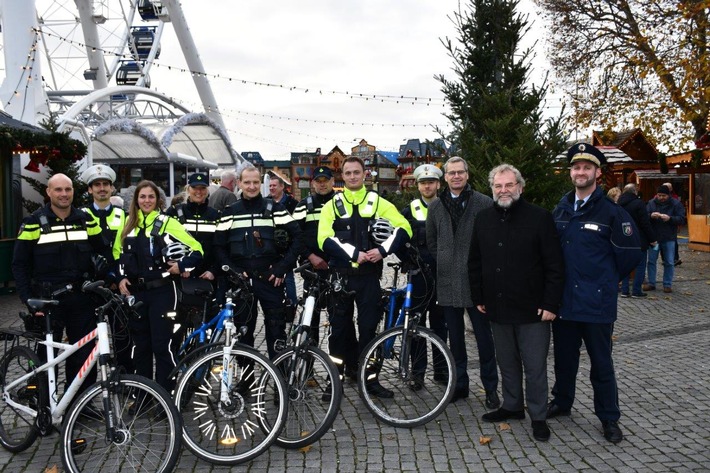 POL-D: &quot;Attraktive und sichere Innenstadt zur Weihnachtszeit&quot; - Deutsch-Niederländische Doppelstreifen auf den Weihnachtsmärkten - Begrüßung am Riesenrad - Foto angehängt -