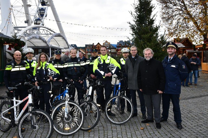 POL-D: "Attraktive und sichere Innenstadt zur Weihnachtszeit" - Deutsch-Niederländische Doppelstreifen auf den Weihnachtsmärkten - Begrüßung am Riesenrad - Foto angehängt -