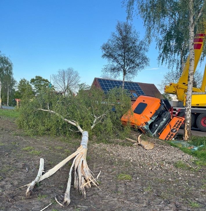 POL-MI: Sattelzug kommt von Straße ab und kollidiert mit mehreren Bäumen
