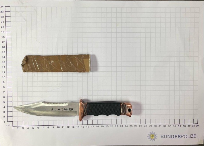 BPOL NRW: Mit 13 cm langer Klinge - Bundespolizisten stellen 20-Jährigen mit Messer