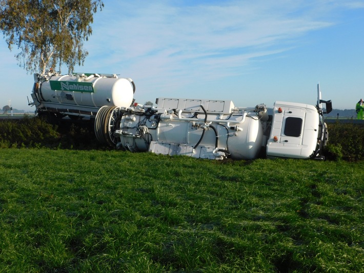 POL-STD: LKW kommt von der Straße ab und landet im Seitenraum, Sechs Einbrüche in Wohn- und Geschäftshäuser am Wochenende im Landkreis Stade, Unbekannte entwenden Kupferfallrohre von Kirche in Harsefeld