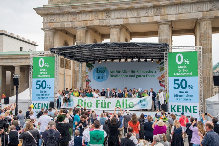 &quot;Wir fordern BIO für Alle!&quot;: Aktionsbündnis zeigt beim politischen Frühstück in Berlin im Beisein von Bundeslandwirtschaftsminister Cem Özdemir Gesicht