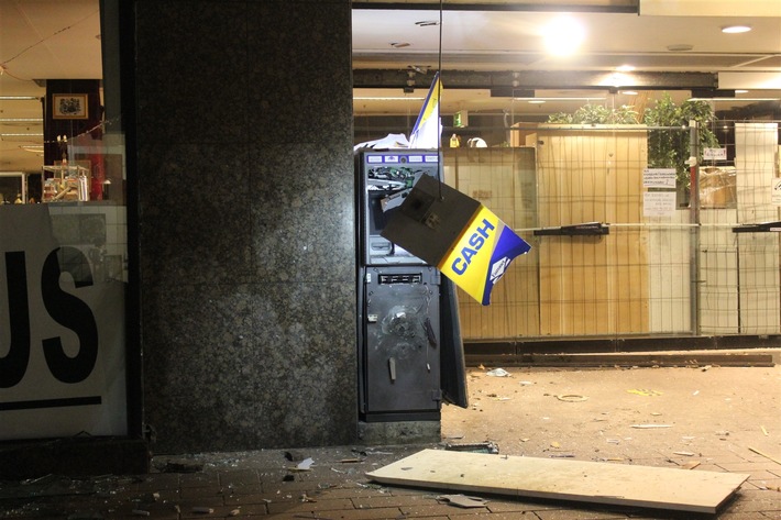 POL-DU: Altstadt: Geldautomat gesprengt - Polizei sucht Zeugen