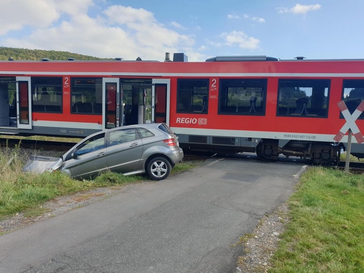 BPOL-TR: Regionalbahn erfasst PKW - keine Verletzten