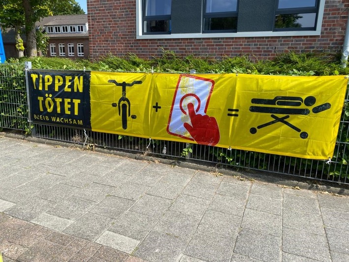 POL-WHV: Auf dem Fahrrad ist das Handy tabu! Banner in Varel, Zetel und Bockhorn warnen vor der Handynutzung beim Radfahren (mit Bild)