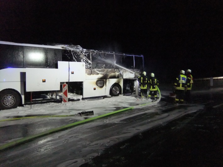 FW-EN: Feuerwehr Gevelsberg löscht brennenden Reisebus