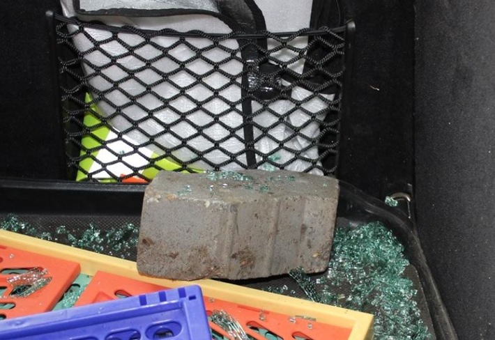 POL-HA: Heckscheibe von Pkw mit Stein eingeworfen