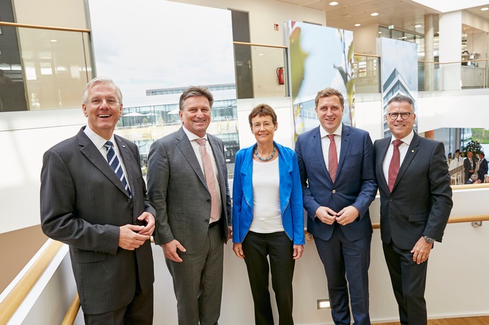 Fünf freudige Gesichter für fünf Gebäude: Dr. Christoph Franz, Manfred Lucha, Dr. Ursula Redeker, Dr. Gottfried Ludewig und Prof. Dr. Hagen Pfundner (v.l.n.r.) weihen Gebäude im Gesamtwert von über 400 Millionen Euro auf dem Mannheimer Roche-Campus ein. Weiterer Text über ots und www.presseportal.de/nr/111221 / Die Verwendung dieses Bildes ist für redaktionelle Zwecke honorarfrei. Veröffentlichung bitte unter Quellenangabe: "obs/Roche Deutschland/Thomas Kauffelt"