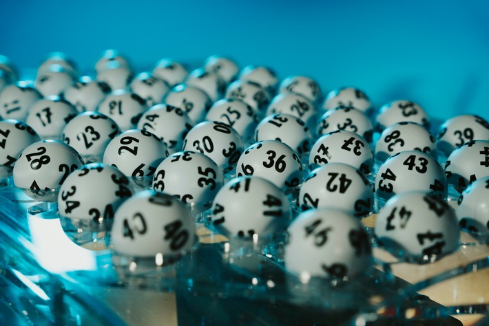LOTTO 6aus49: Nordrhein-Westfale knackt den Jackpot / Weiterer Hochgewinn bei Zusatzlotterie SUPER 6