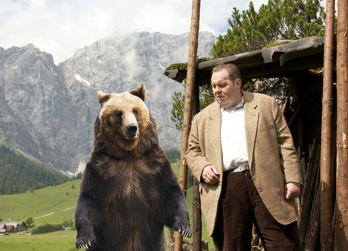 Bulle trifft Bär: Ottfried Fischer dreht gemeinsam mit einem waschechten Braunbären &quot;Der Bulle von Tölz&quot;