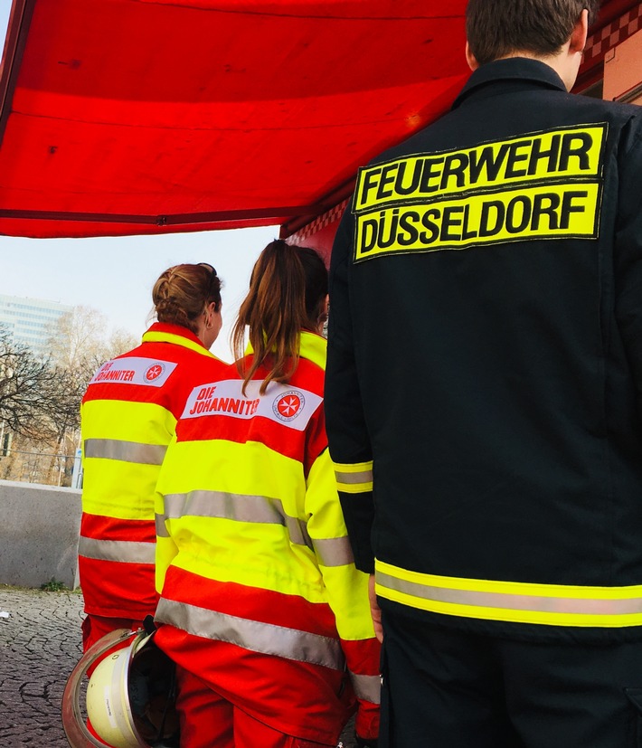 FW-D: Altweiber Abendbilanz der Feuerwehr Düsseldorf - 535 Einsätze im Stadtgebiet - Einsatzschwerpunkt in der Altstadt - Über 450 Einsatzkräfte der Hilfsorganisationen und der Feuerwehr im Einsatz