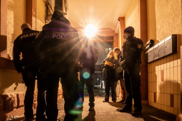 POL-WE: Gemeinsame Kontrollen für mehr Sicherheit - Polizei und Ordnungsamt prüfen die Einhaltung der Regeln zum Schutz vor Corona in Bad Vilbel