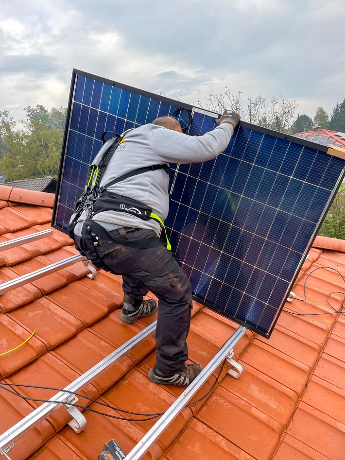Rückenentlastung für die Energiewende: hTRIUS bringt das BionicBack Exoskelett in die Solar- und Photovoltaikbranche