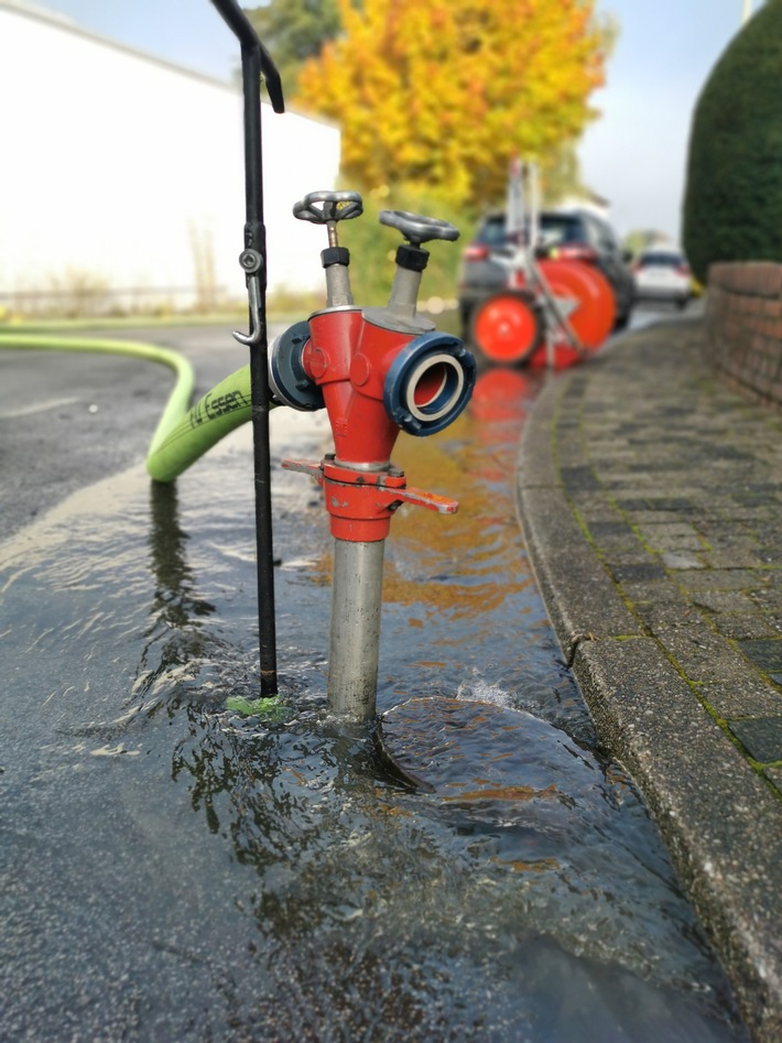 FW-E: Wasserrohrbruch - Kellerbereich und Tiefgarage einer Seniorenresidenz überflutet