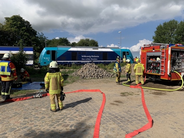 BPOL-FL: Friedrichstadt - Lok qualmt im Bahnhof - Feuerwehreinsatz