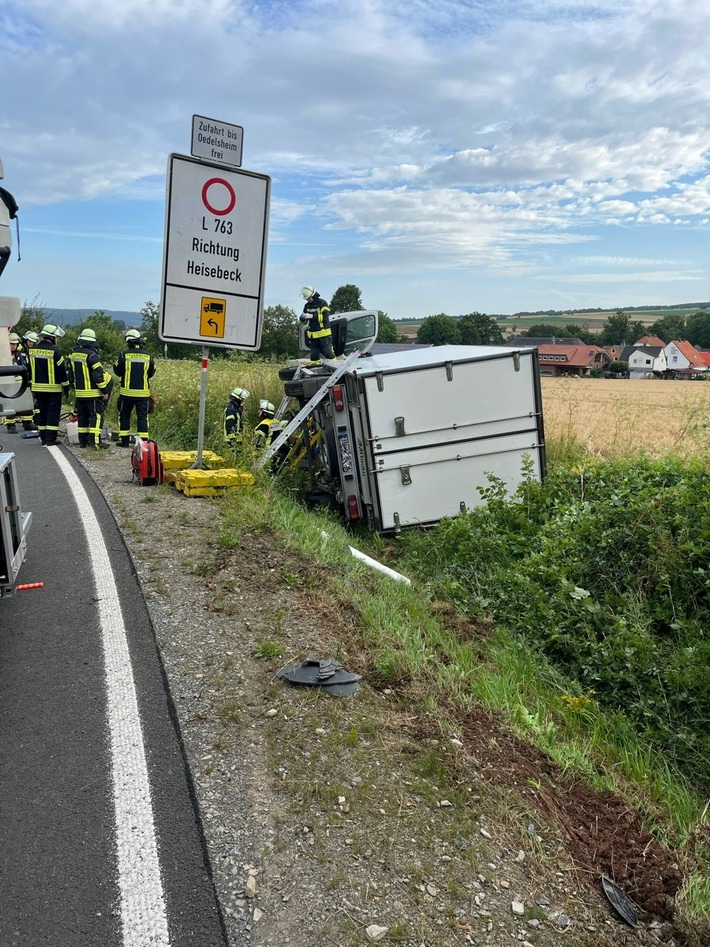 POL-HX: Transporter rutscht in Graben und kippt zur Seite