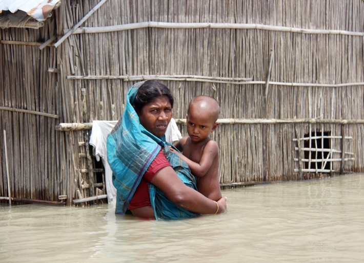 Überschwemmungen und Erdrutsche in Südasien - Help unterstützt Flutopfer mit 50.000 Euro
