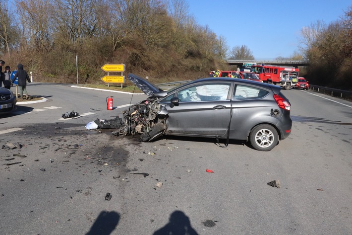 POL-HX: Frontalzusammenstoß auf der B252 bei Peckelsheim