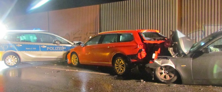 POL-WE: Autofahrer kracht in Unfallstelle - drei Verletzte - hoher Sachschaden