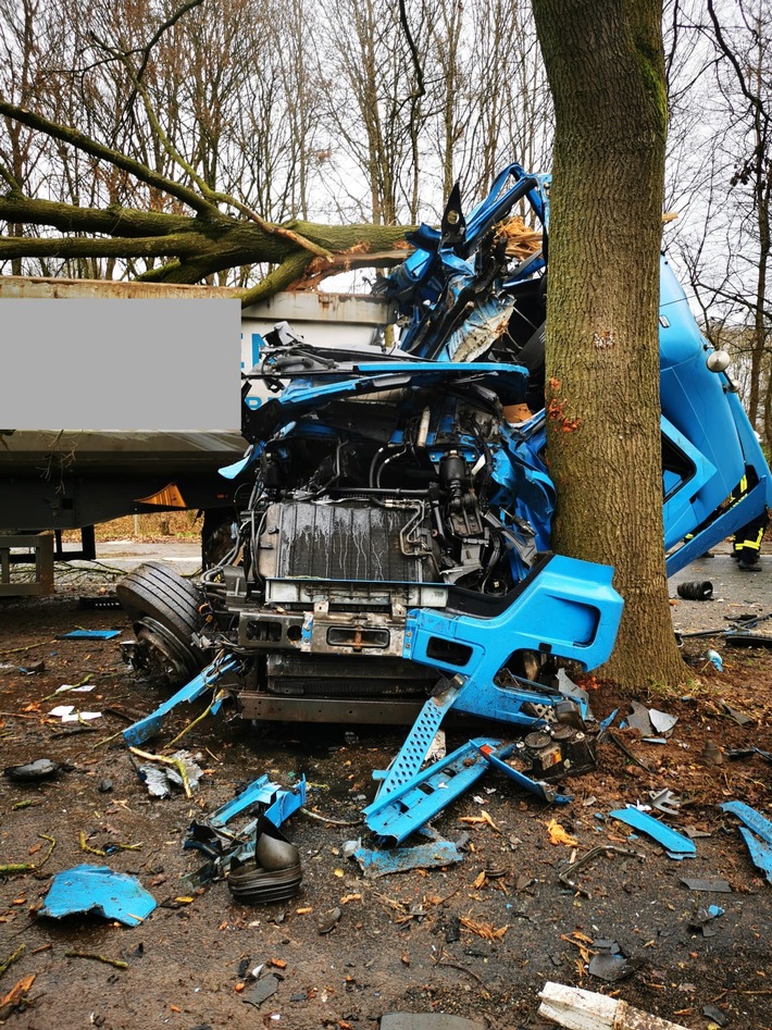 Feuerwehr Kalkar: Schwerer Verkehrsunfall mit einem LKW