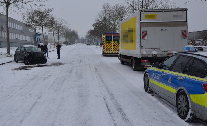 POL-HF: Alleinunfall auf schneebedeckter Fahrbahn -
Zwei Personen leicht verletzt