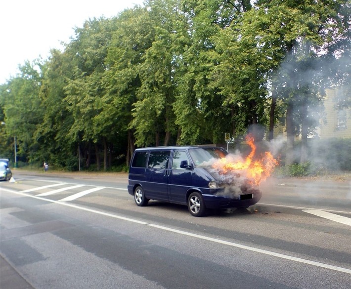POL-MI: Motorraum in Flammen