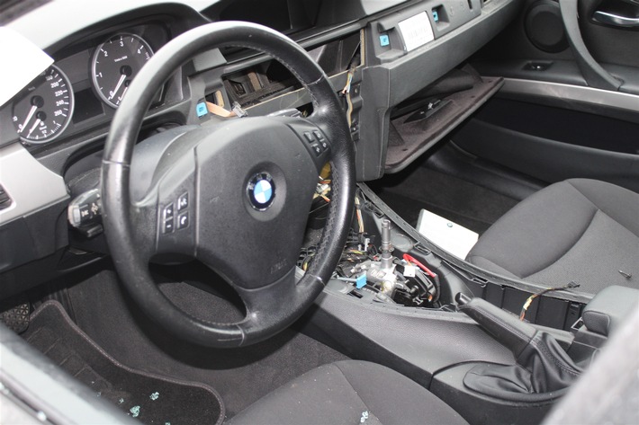 POL-MI: BMW aufgebrochen: Elektronik ausgebaut