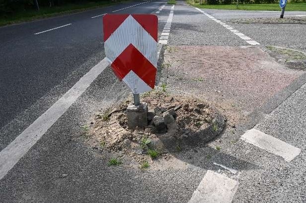 POL-EL: Nordhorn - Verkehrsschild bei Unfall herausgerissen und geflüchtet