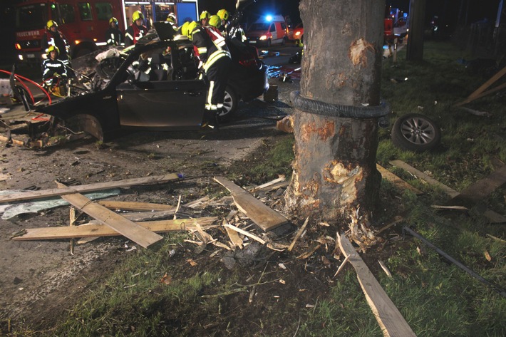 POL-KLE: Rees - Tödlicher Verkehrsunfall / Zwei Mitfahrer sterben noch an Unfallstelle