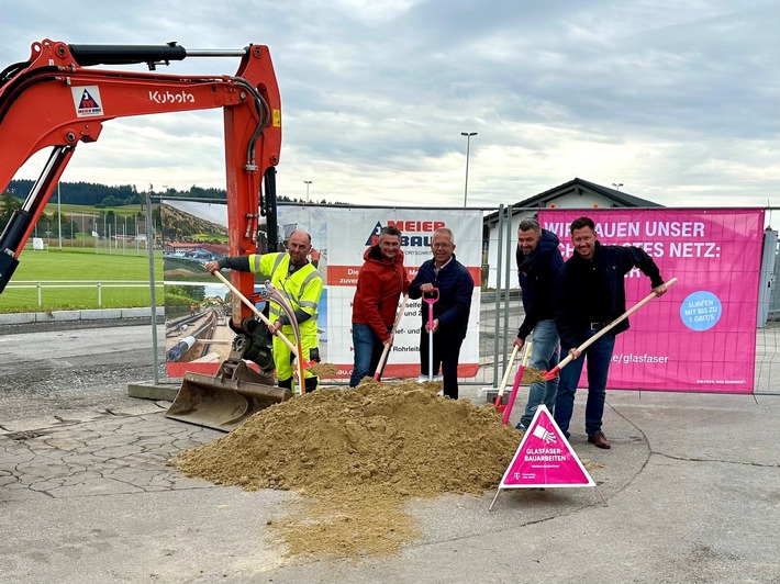 Glasfaser für Aidenbach: Baustart mit Spatenstich