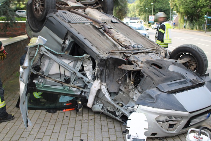 POL-HA: Auto überschlägt sich bei Unfall