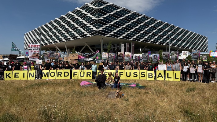 Großdemonstration: 200 Menschen protestieren gemeinsam mit VETO Tierschutz und Nathan Goldblat in Herzogenaurach gegen Massentötungen von Hunden für die WM 2030 in Marokko