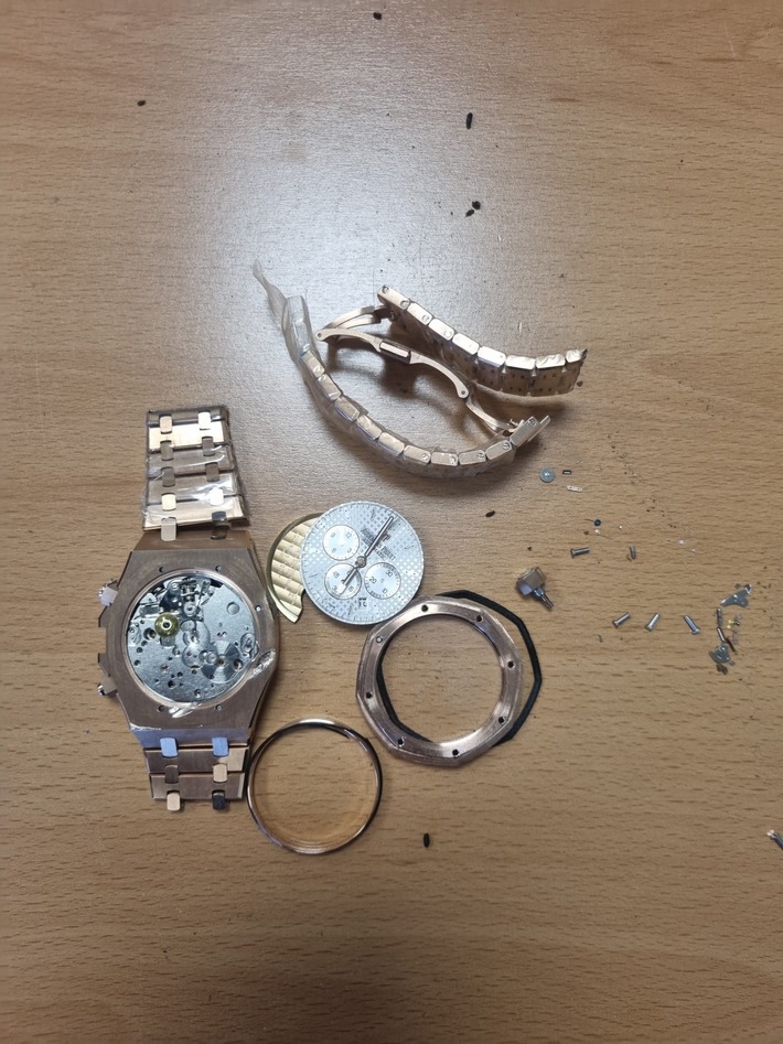 HZA-AC: Hochwertige Armbanduhr entpuppt sich als Fälschung / Uhr wird unter zollamtlicher Überwachung zerstört
