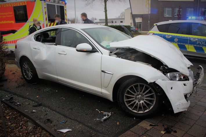 POL-PB: Polizei stellt mit Haftbefehl gesuchten Mann nach Unfall mit Fahrerflucht