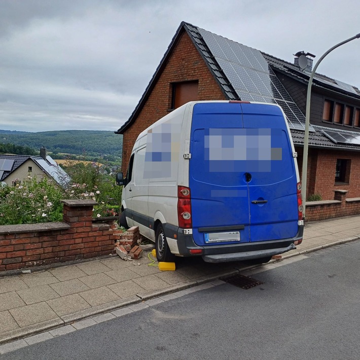FW-EN: Wetter - Alleinunfall es Paketfahrzeuges am Vormittag