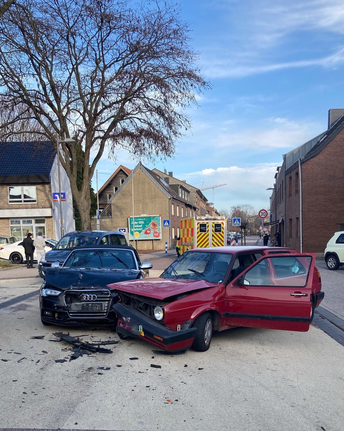 POL-AC: Verkehrsunfall im Nordkreis - Autofahrer ohne Führerschein unterwegs