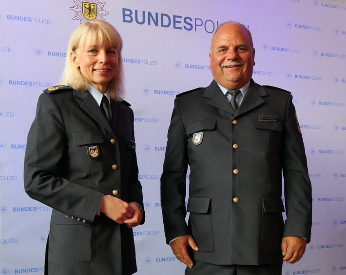 BPOL NRW: Leiter Bundespolizeiinspektion Köln in den Ruhestand verabschiedet