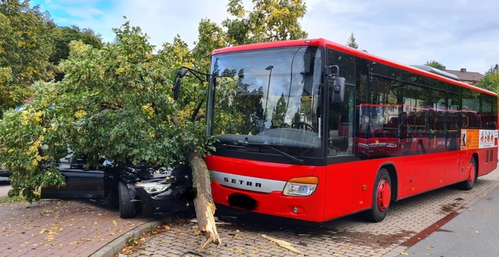 POL-NOM: 48-Jähriger hinterlässt nach Unfallfahrt mit PKW eine Spur der Verwüstung