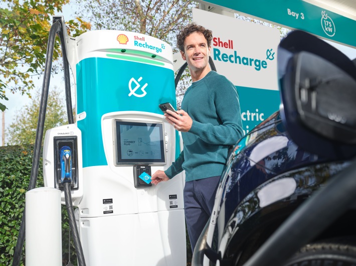 Ein Kunde lädt sein Fahrzeug an einer Shell Recharge Ladesäule mit seiner Ladekarte. / Weiterer Text über ots und www.presseportal.de/nr/53326 / Die Verwendung dieses Bildes für redaktionelle Zwecke ist unter Beachtung aller mitgeteilten Nutzungsbedingungen zulässig und dann auch honorarfrei. Veröffentlichung ausschließlich mit Bildrechte-Hinweis.