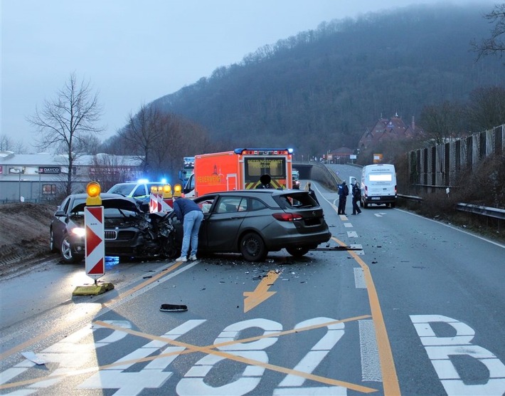 POL-MI: Autofahrer überholt in Baustelle - drei Leichtverletzte